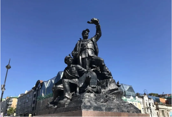 海参崴十月革命胜利广场上的红军英雄雕塑
