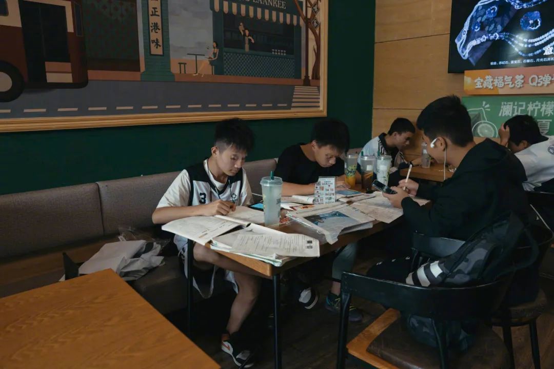 周末时分，祁东县城里的学生们在奶茶店里一起写作业