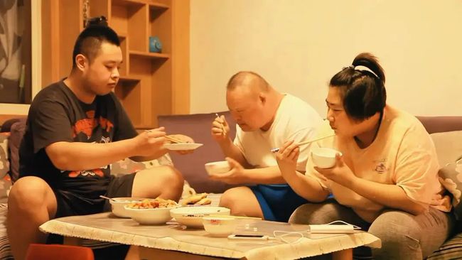《一切都会有的》剧照。主角斯博（左）、刘浩（中）在自主生活中心做饭招待助理韩娜（右）。王兆鑫、许睿摄